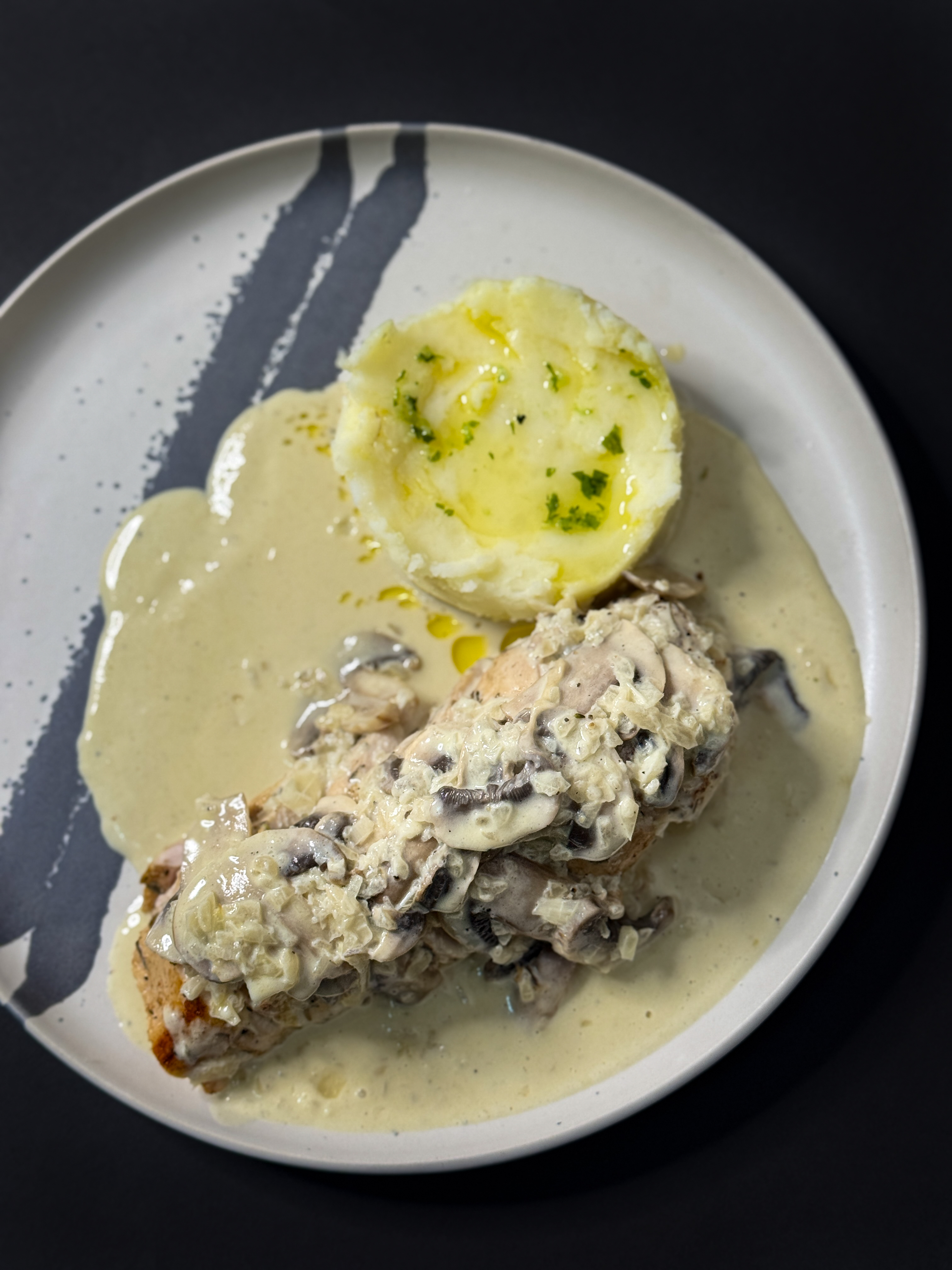 Pollo con salsa champiñones